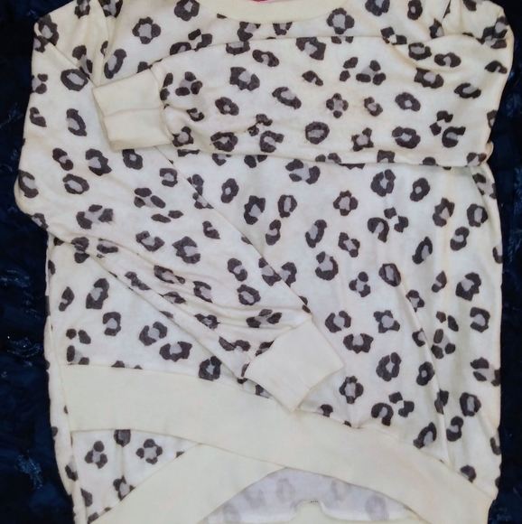 Girls Super Soft 🐆 top - Picture 2 of 3